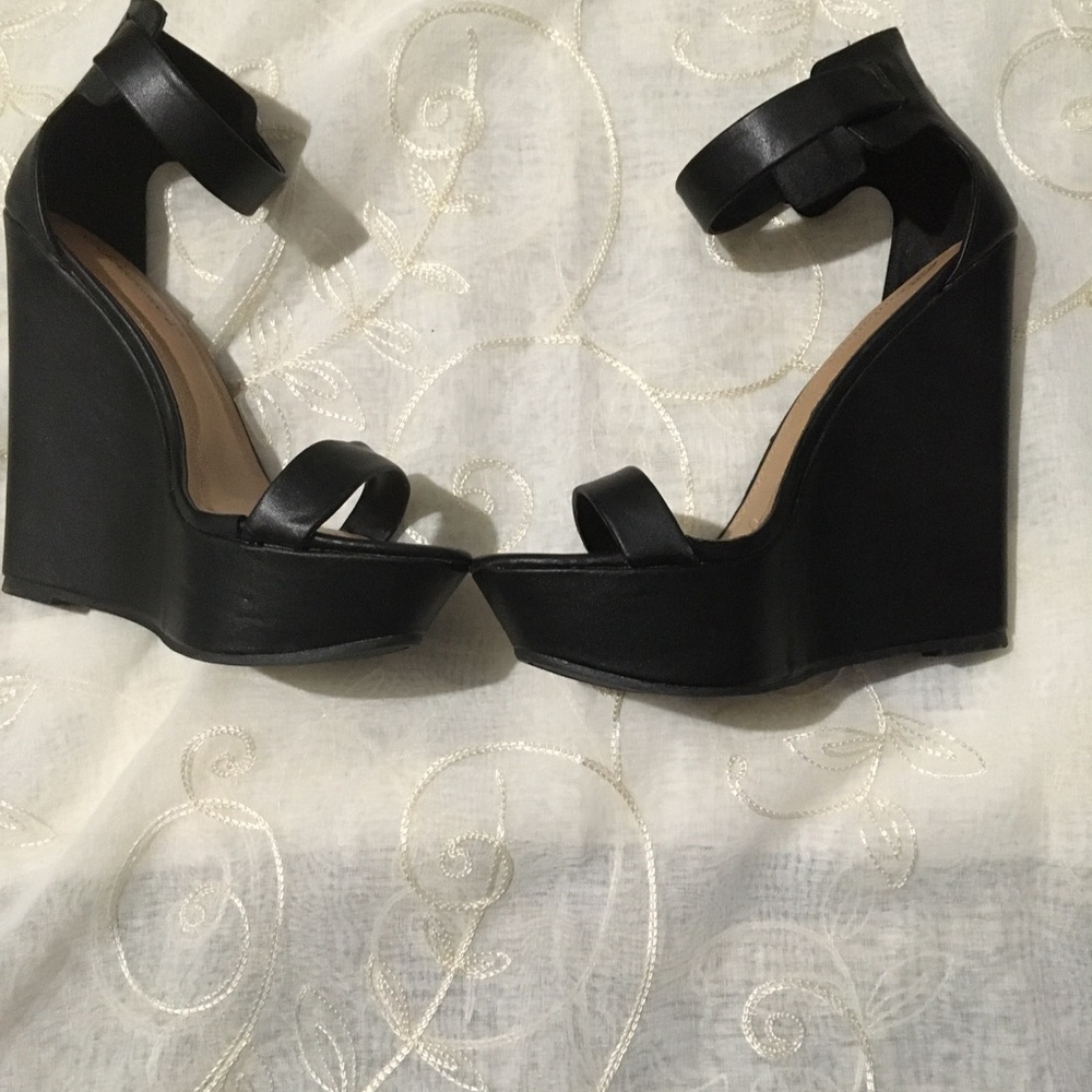 Shoes - Picture 3 of 4